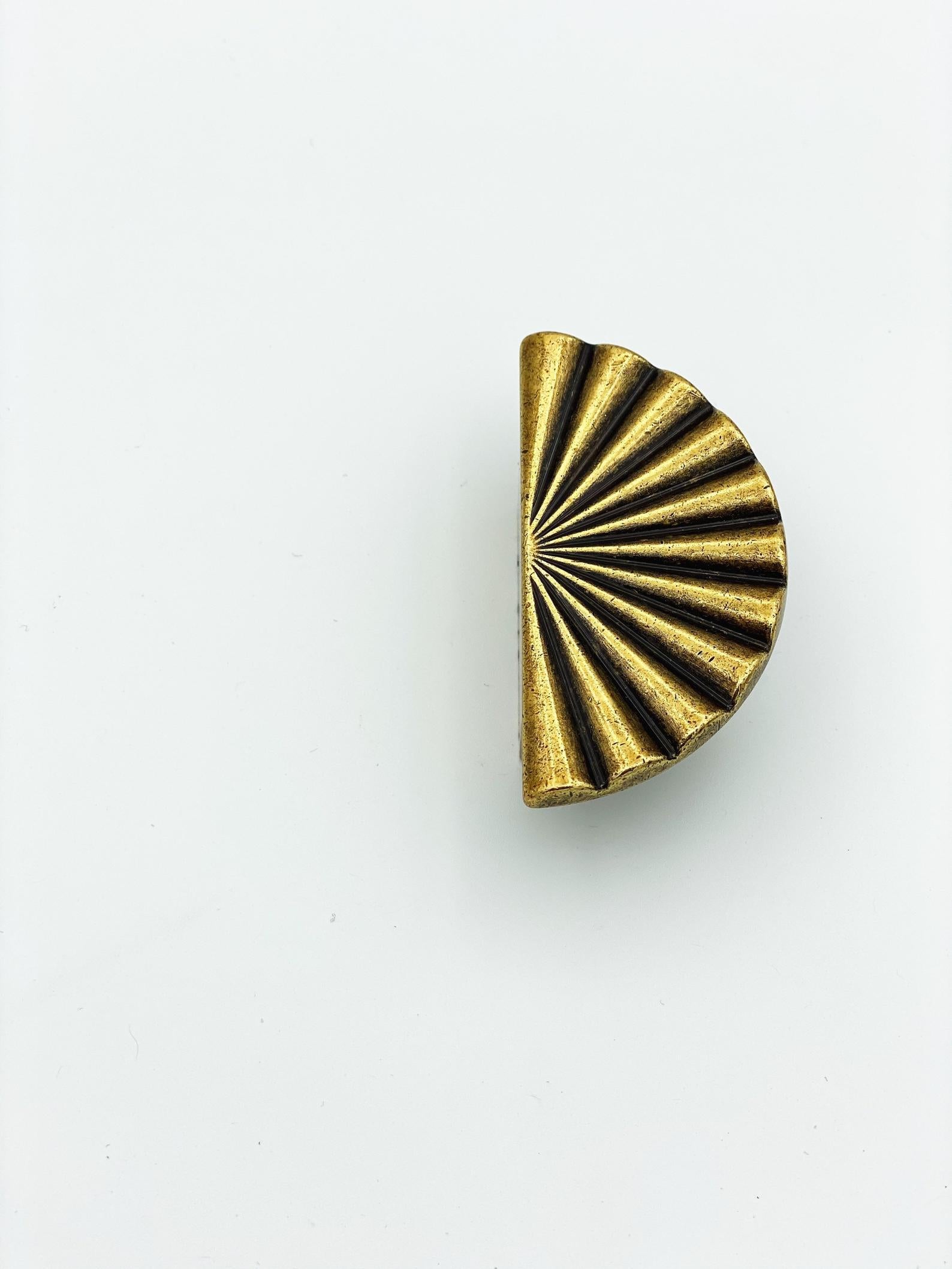 Reeded Antique Brass "Half-Daisy" Round Cabinet Knob | Pulls