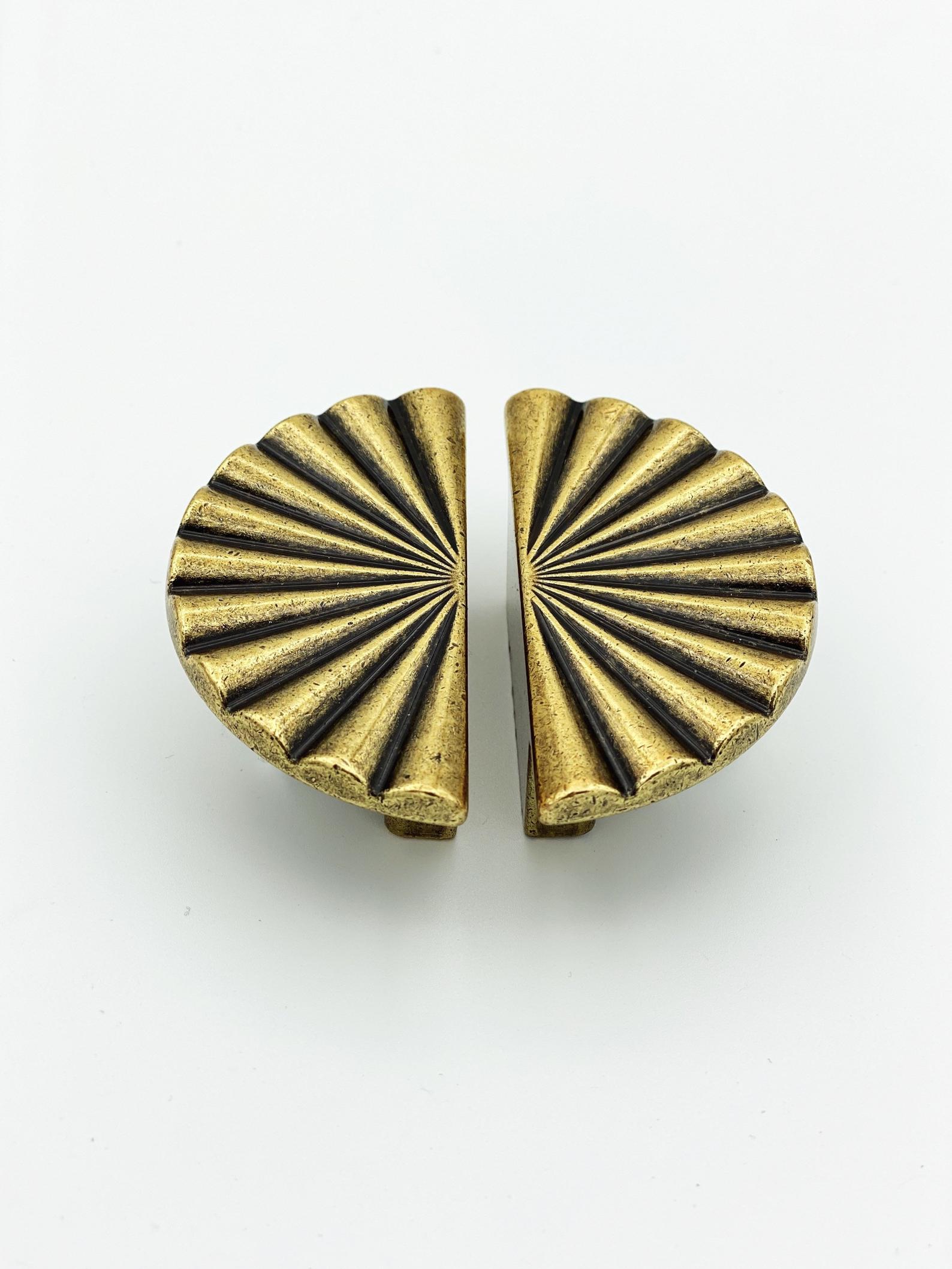 Reeded Antique Brass "Half-Daisy" Round Cabinet Knob | Pulls