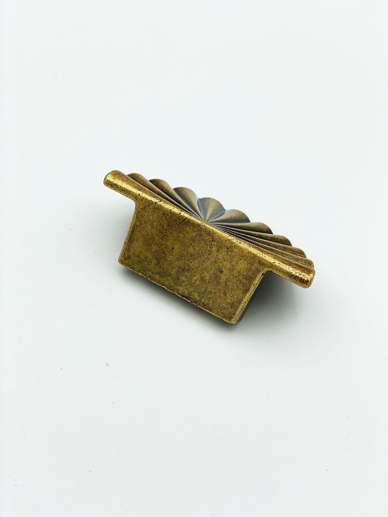 Reeded Antique Brass "Half-Daisy" Round Cabinet Knob | Pulls