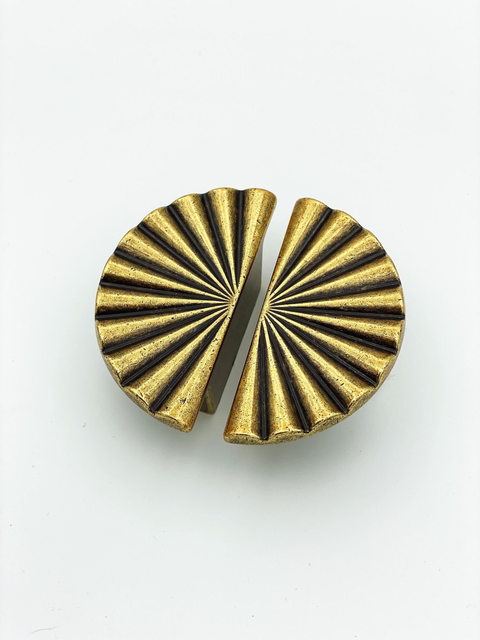 Reeded Antique Brass "Half-Daisy" Round Cabinet Knob | Pulls