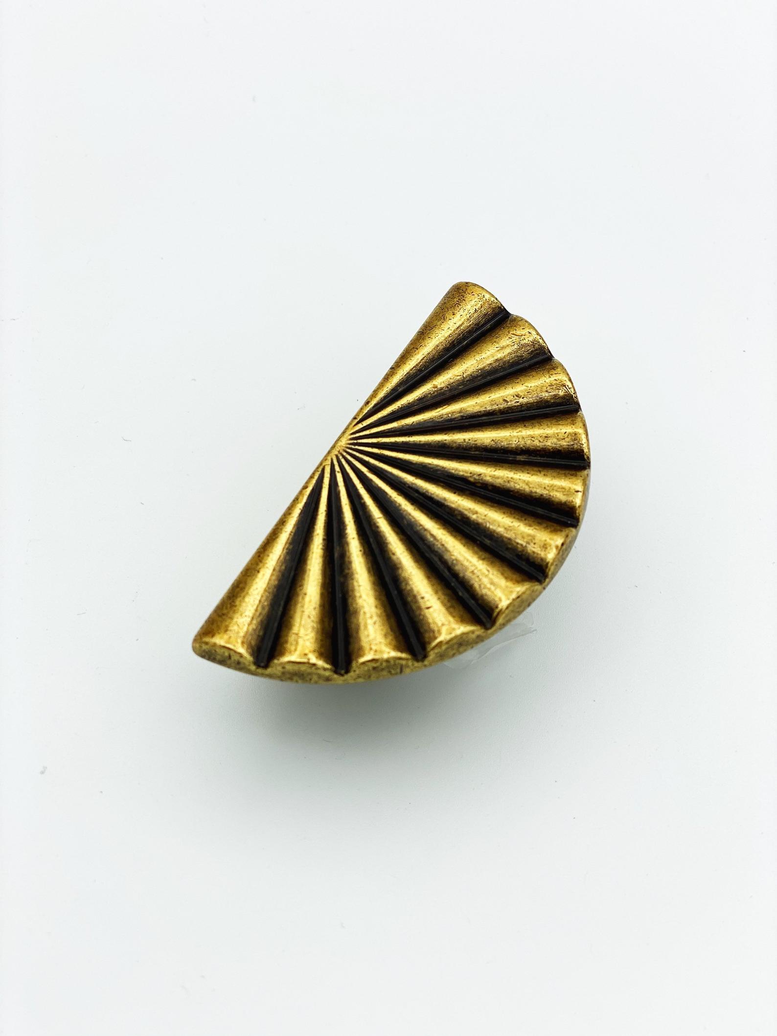 Reeded Antique Brass "Half-Daisy" Round Cabinet Knob | Pulls