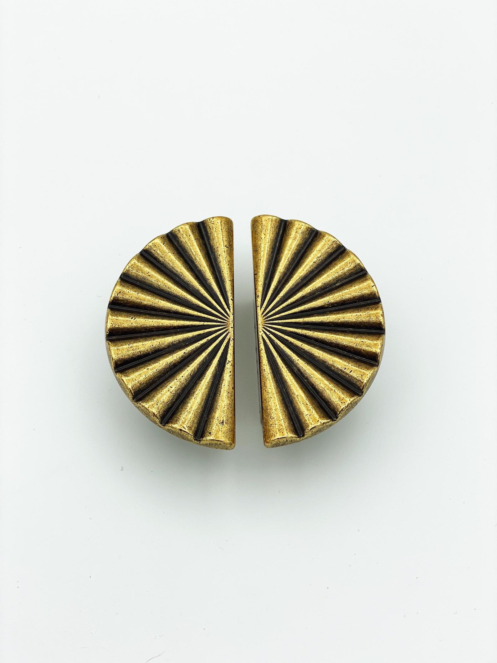 Reeded Antique Brass "Half-Daisy" Round Cabinet Knob | Pulls